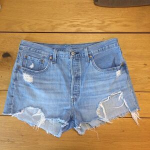 Levi’s 501 Jean shorts 32 button-fly medium wash distressed